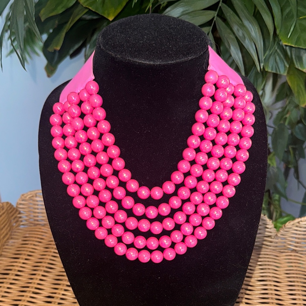 Vibrant Pink Smooth Marbled Fuchsia Pink Beaded Necklace Magnetic closure NWOT